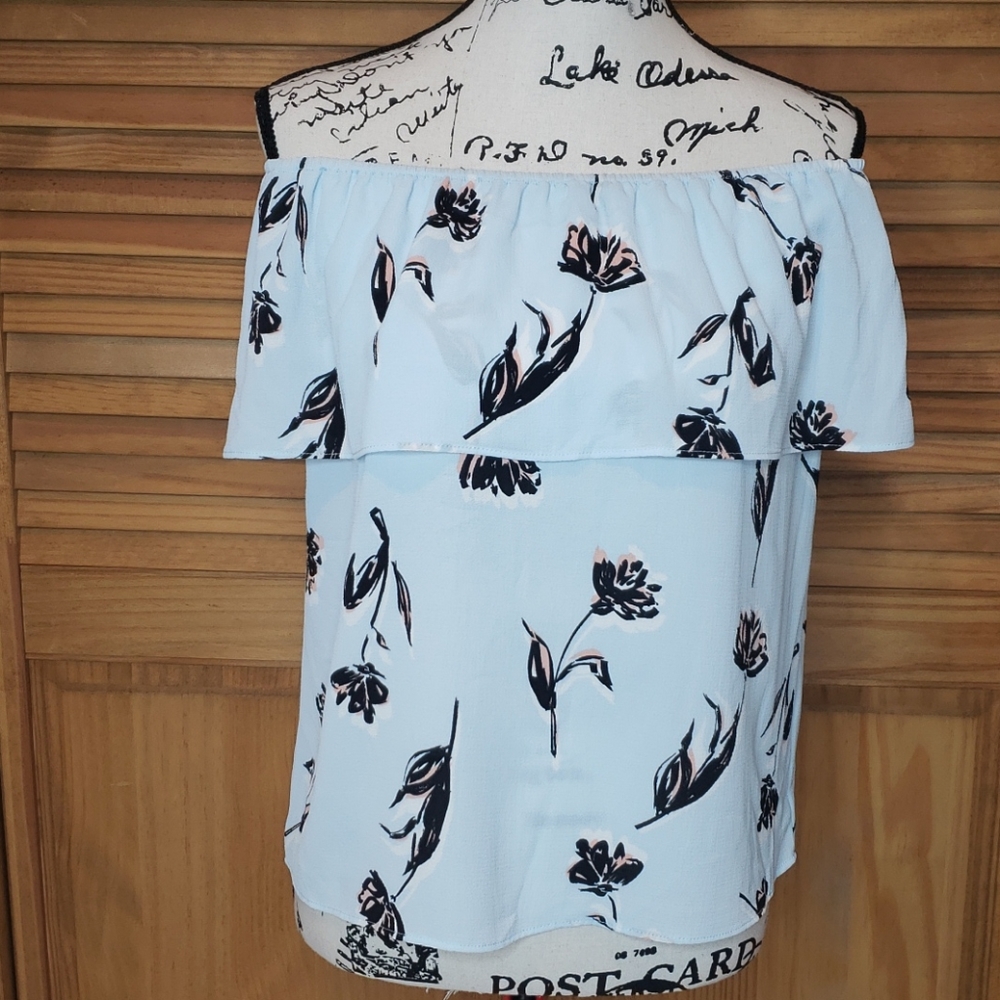 C&E Off Shoulder Floral Top Size XS